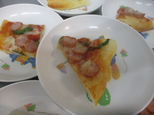 pizza　ピーマンは園庭で収穫したもの
